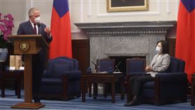 德國議員訪台  晉見蔡總統總統蔡英文（右）3日上午在總統府接見德國國會友台小組主席威爾許（Klaus-Peter Willsch，另譯：魏爾胥）（左）訪團。威爾許致詞時說，他與蔡總統是多年的朋友，他記得2011年時，蔡總統訪問柏林，那是兩人第一次會面，之後他也誠摯祝福她當選中華民國總統。中央社記者鄭傑文攝  111年10月3日