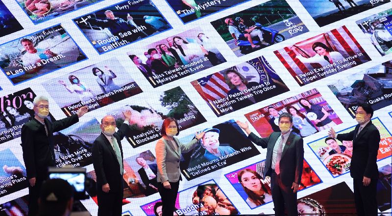 公共電視TaiwanPlus頻道在2022年10月正式開播，圖為當年開播記者會上，公共電視董事長胡元輝（左起）、行政院長蘇貞昌、總統蔡英文、文化部長李永得、TaiwanPlus代理執行長余佳璋合影。（圖／中央社）