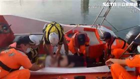 台中港北堤釣客甩竿竟落海，送醫不治。（圖／翻攝畫面）