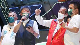 陳時中出席環南市場攤商聯誼晚會（2）民進黨台北市長參選人陳時中（左2）2日晚間出席環南綜合市場攤商聯誼晚會時，應邀登台高歌。右2為環南市場自治會長林勝東。中央社記者謝佳璋攝　111年10月2日