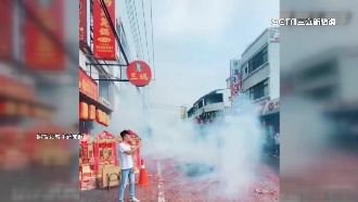 疑廟會祝壽！鞭炮狂放「濃煙竄天」惹民怨