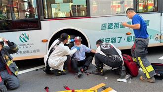 新莊8旬翁遭公車撞上！　手腳血流如注