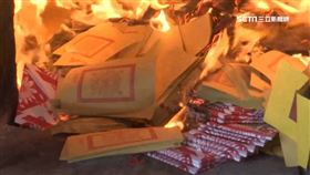 ▲擲筊確認祖先們吃飽和準備好領收紙錢，就可以開始燒紙錢。（示意圖／資料照）