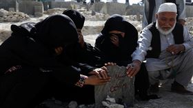 ▲阿富汗首都喀布爾一所教育中心上週遭遇自殺炸彈攻擊，死亡人數已攀升到至少43人。(圖/路透社/達志影像)