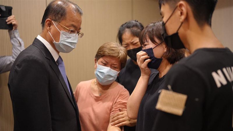 警政署長弔唁猝死警　家屬泣：我要怎麼辦