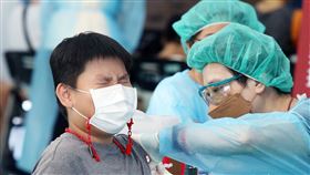 北市第2劑輝瑞兒童疫苗校園接種（2）台北市大安區銘傳國小23日開打第2劑COVID-19（2019冠狀病毒疾病）輝瑞兒童疫苗，有學生在施打疫苗時緊皺眉頭，在醫護人員安撫與協助下完成疫苗接種。中央社記者郭日曉攝  111年6月23日