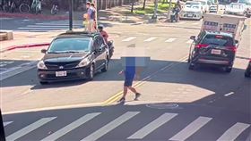 台北市北投區出現1名新的借錢哥，多次以背包遺失為由商借300元回家開鎖。（圖／翻攝畫面）