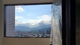 他見「樓梯間1大洞沒裝窗」怒了，內行挺建商沒唬爛。（圖／翻攝自靠北建商2.0臉書）