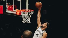 ▲西蒙斯（Ben Simmons）籃網首秀，上場19分鐘拿下6分5助攻，雖然有上演精采背後傳球，但在罰球時卻遭到籃網球迷噓聲伺候。（圖／翻攝自籃網推特）