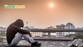 臨床觀察中，年輕患者對於新穎的長效針劑治療方式接受度較高，由於固定頻率接受長效針劑的治療策略更為簡單與便利，不怕忘記，也免除需要在學校或公司內服藥的困擾。