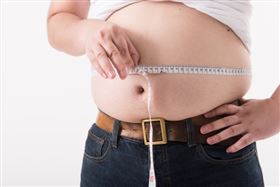 醫師表示，想了解自己的脂肪分布，除透過腹部超音波、身體組成分析，也可觀測自身腰圍，男性應小於90公分，女性應小於80公分。（圖／聯安診所提供）