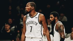 ▲籃網三巨頭都上陣，球隊卻輸給雙星缺席的76人。（圖／翻攝自籃網推特）