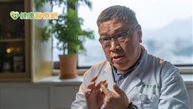 陳育民部主任解釋，主治醫師會協同放射腫瘤科醫師進行治療規劃，通常化療會執行2至3個療程，在療程之間給予放療，不給予癌細胞緩衝，放化療結束後視情況搭配免疫藥物鞏固。