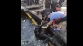 影／路面突坍塌現「巨型黑洞」！多路人慘遭化糞池吞沒　臭臭片曝光▲（圖／翻攝自填鴨式教育受害者微博）