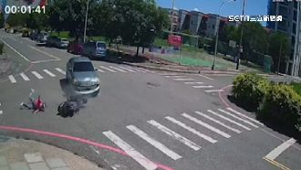 汽機車路口碰撞！6旬婦「空翻一圈」重摔
