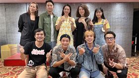 電影《鳳姐》歷經一個多月的拍攝期，演員劇組已情同家人。（左上起：瑪菲司、導演邱新達、高宇蓁、許乃涵、麥語彤；左下起：郭耀仁、黃冠智、蔡哲文、大飛）。（圖／馬棋朵數位影像提供）