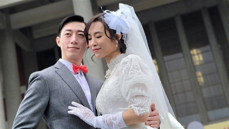 康茵茵驚曝喜訊　裸紗裹身婚紗照曝光了