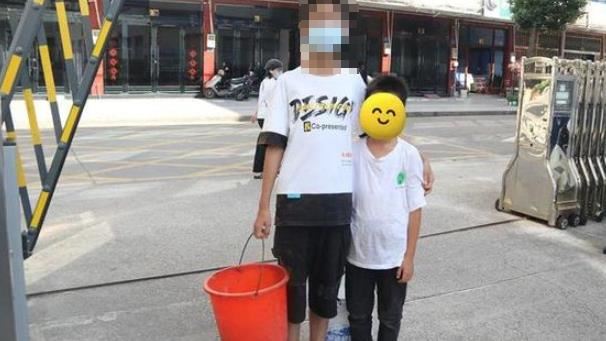 海邊抓到「活化石」！少年奔警局送寶貝