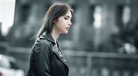 ▲停紅燈遇到火辣重機妹「卡思」。（圖／翻攝自IG kassfann）