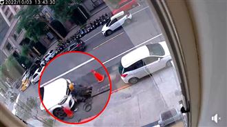 賓士短裙女起步沒看到　直壓車前維修工