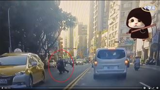 老翁闖馬路遭騎士撞飛！送醫搶救12小時亡