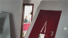 隔間雅房只住3個月…「牆壁突倒」嚇壞妹子！房仲反求償嗆：妳推倒的