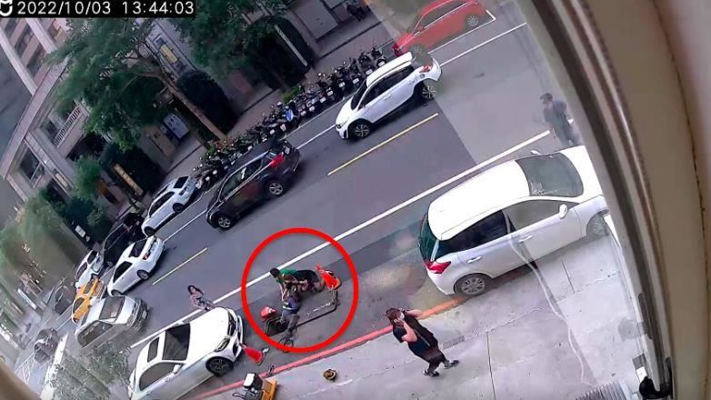 桃園C300短裙女起步撞維修工　警1事開罰