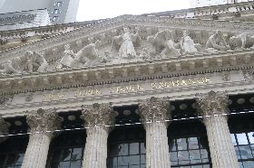 美股連兩天強彈  道瓊指數大漲825