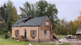 睡夢中飛機撞進房間　夫妻驚醒機輪在床邊（圖／翻攝自推特）