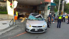 台中豐原女子墜樓，意外砸中從停車場開出來的男子，命大，無生命危險，擋風玻璃碎裂(圖／翻攝畫面)