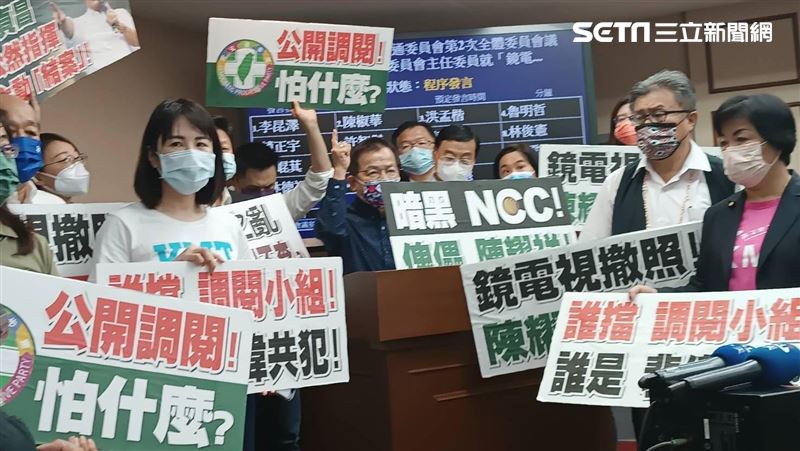 藍要求下台　陳耀祥舉牌「尊重獨立機關」