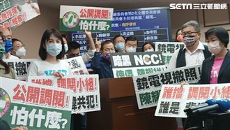 藍要求下台　陳耀祥舉牌「尊重獨立機關」