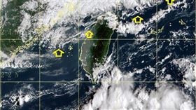 鄭明典今日在臉書貼出衛星雲圖，說明「秋潮」現象以及帶來的影響。（圖／翻攝自鄭明典臉書）