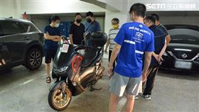 行政執行署台北分署派員查封王男重機車。（圖／翻攝畫面）