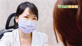陳明如醫師建議患者可透過皮秒雷射或脈衝光改善膚況。