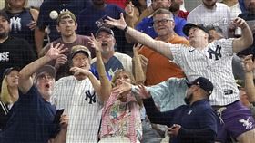 ▲賈吉（Aaron Judge）破紀錄第62轟，被遊騎兵球迷接到。（圖／美聯社／達志影像）