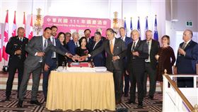 駐多倫多辦事處舉辦111年國慶酒會駐多倫多台北經濟文化辦事處長陳錦玲與貴賓合切國慶蛋糕。（駐多倫多辦事處提供）中央社記者胡玉立多倫多傳真  111年10月5日