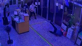 懷疑被監視！苗栗男開賓士撞檳榔攤，持雙刀大鬧，通霄派出所　(圖／翻攝畫面)