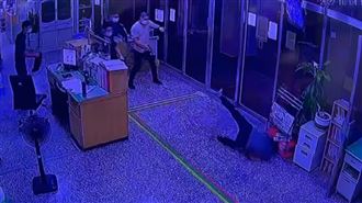 吸毒男開車衝撞檳榔攤　持雙刀大鬧派出所