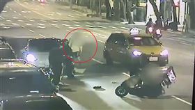 台北,特斯拉,許凱皓,違停,車禍,女外送員（圖／翻攝畫面）