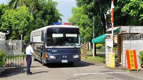 張錫銘相隔10年再次離監服刑中的槍擊要犯張錫銘因多次請求假釋遭駁，提起行政訴訟，5日上午搭乘警備車離開台南監獄，前往台南地方法院出庭。中央社記者楊思瑞攝  111年10月5日