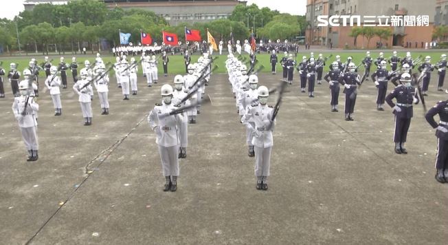 多圖／超震撼！三軍儀隊「左手轉槍」亮相