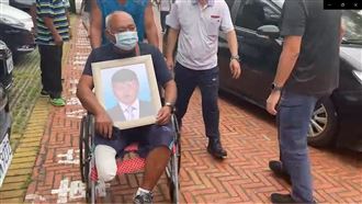 19歲男遭同事割喉慘死！父抱遺照求真相