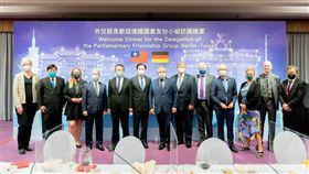 外交部長吳釗燮與德國國會友台小組訪團乙行及與會賓客合影。（圖／外交部提供）