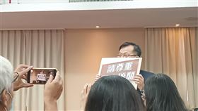 NCC主委陳耀祥自製圖卡「請尊重獨立機關」反擊。（圖／記者盧素梅攝影)