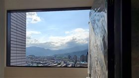 原PO驗屋時發現，樓梯間牆上有個四方型大洞。（圖／翻攝自《靠北建商2.0》）