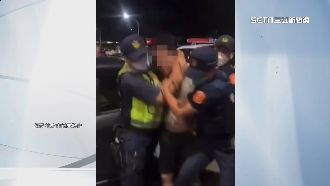 開車撞民宅、丟磚砸玻璃　男襲警遭壓制