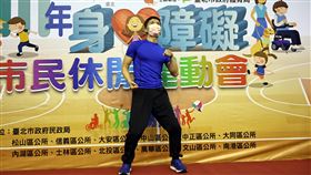 金鐘行腳節目得主林信廷率領大家跳健康操。（圖／主辦單位提供）