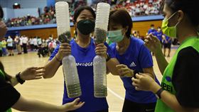 視障朋友參加趣味競賽雙龍擺尾項目與義工同樂。（圖／主辦單位提供）