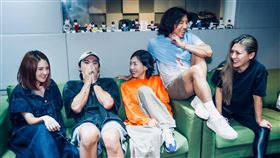 晚上「勇氣場」的表演嘉賓包括告五人、萬芳、羅一鈞、SAYA張惠春、艾怡良、郭靜、HUSH、曹雅雯、戴愛玲、PONAY都紛紛到練團室報到彩排。（圖／愛之日常音樂節提供）